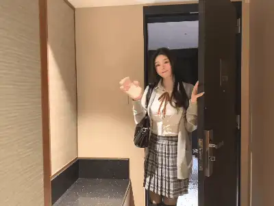 【写真/视频/步兵】秀人网小逗逗 5月新作：JK学妹 [1V]【500M】